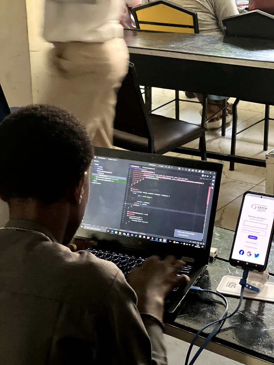 Junior Ongla au travail
